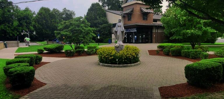 Commercial property grounds maintenance in Bergen County, NJ by Super Green Landscaping - photo 4 of 6